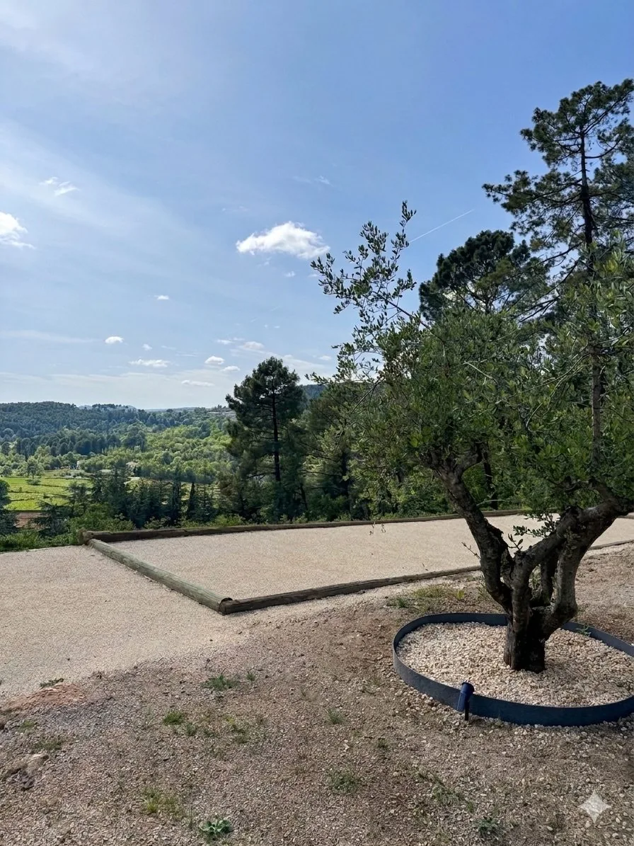 Terrain de pétanque et vue